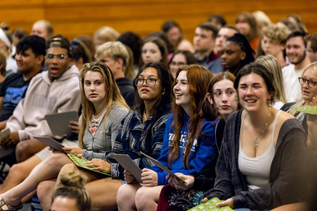 一群大学生坐在阿方德论坛上