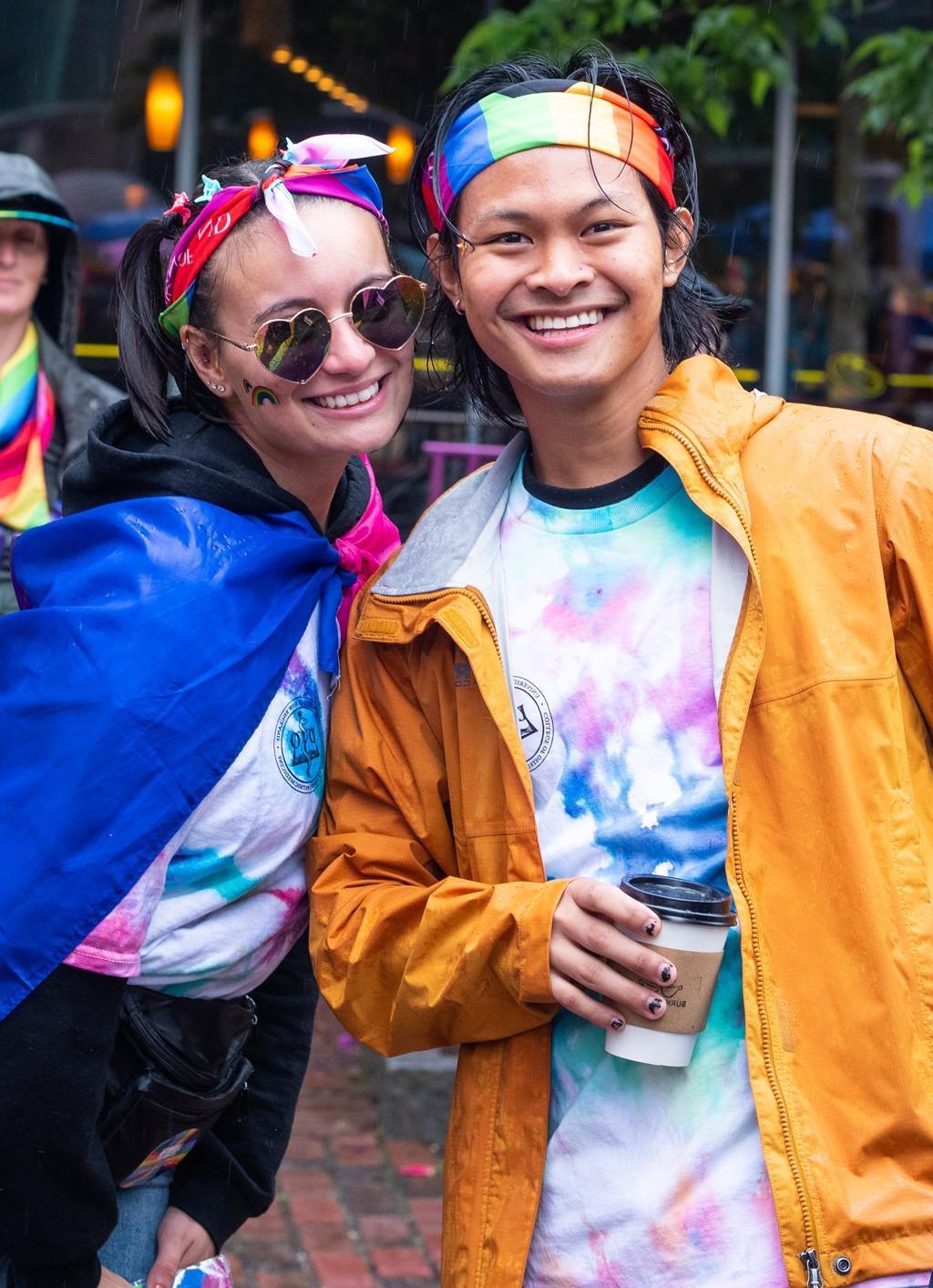 两名学生在缅因州波特兰市的同性恋骄傲活动上微笑