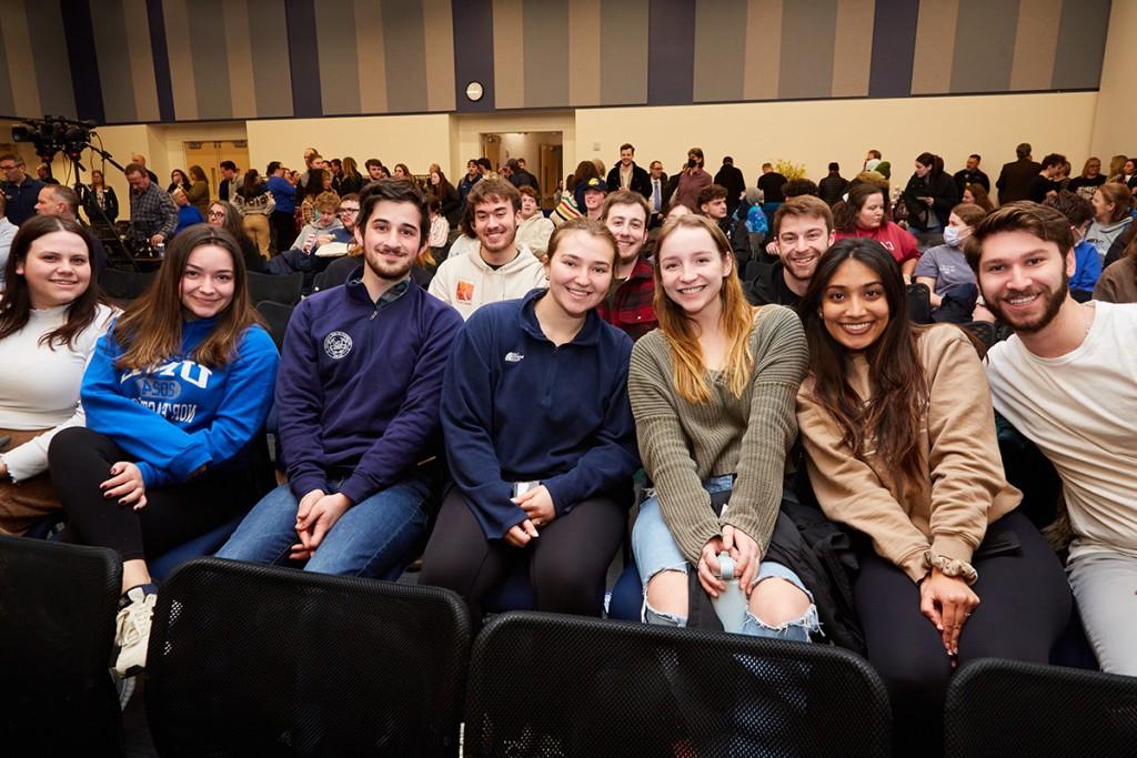 在总统论坛上，一群牛津大学的学生坐在观众席的一排