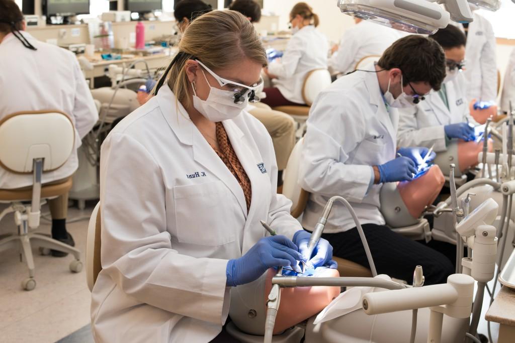英国牙科医学院的学生使用病人模拟器 