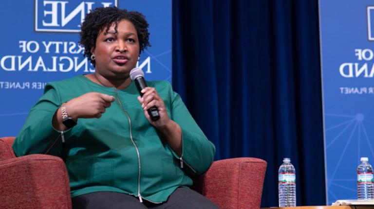 Stacey Abrams speaks at the 2020 Martin Luther King 讲座 on the Portland Campus