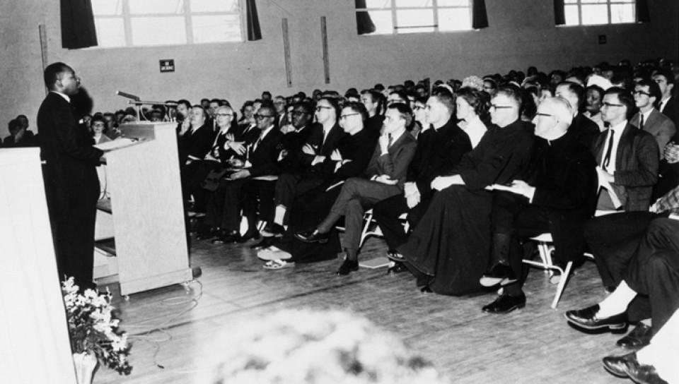  Dr. Martin Luther King Jr. speaks to an audience in 1964 at U N E’s precursor institution, St. 弗朗西斯大学